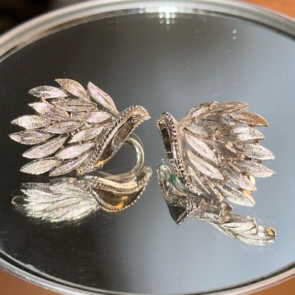Vintage Trifari silver tone leaf motif clip on earrings - Picture 1 of 5